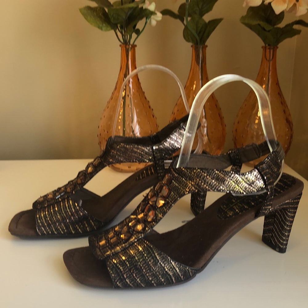 NEW YORK TRANSIT sandals. Size 8. GREAT STYLE